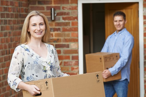 Moving truck service for flats and apartments in Lee